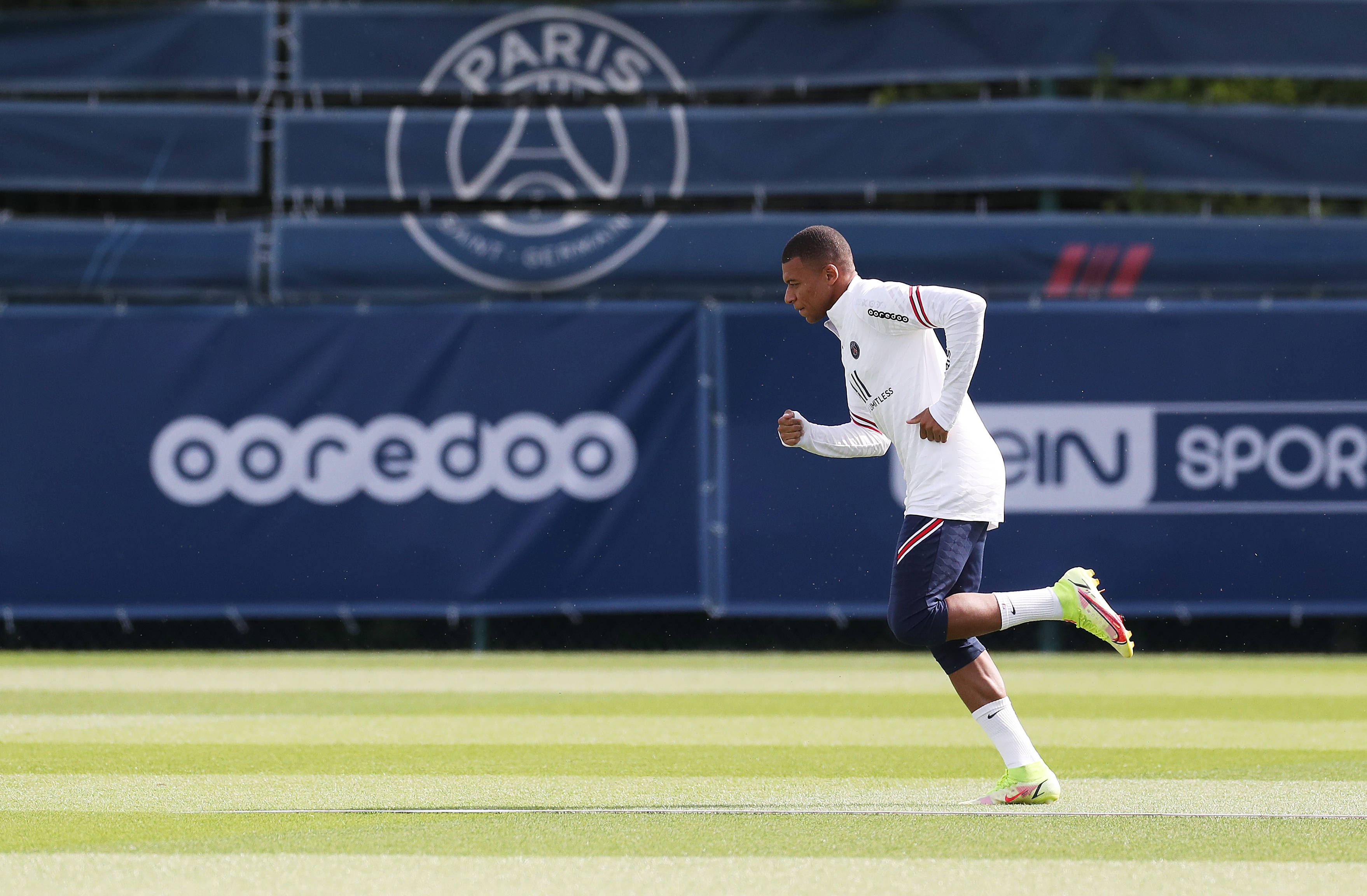 人老心不老！詹姆斯抢下篮板后场一条龙转身上篮轻松写意