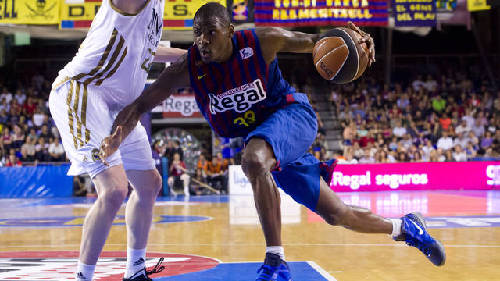 歌名应景，著名歌唱家波切利在世界杯抽签仪式演唱《今夜无人入眠》