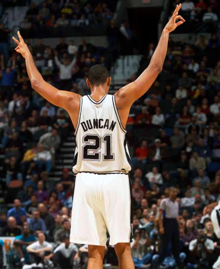 铃木一朗在比赛中对球具的极致爱护，展现了其对棒球运动的敬畏之心